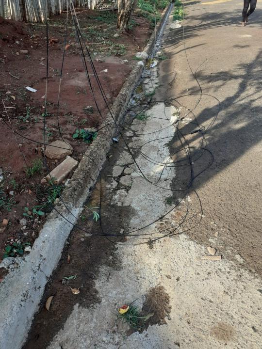 Foto 2 de 9 — Fios soltos causam preocupação com risco de acidentes em Araraquara